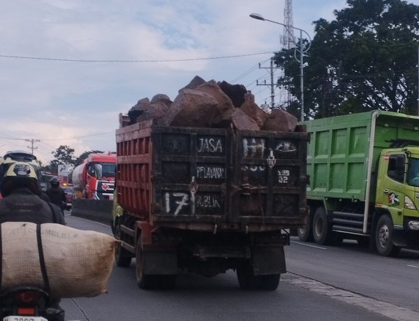 Truk Batu Tanpa Penutup, Ancaman Maut di Jalur Semarang-Solo