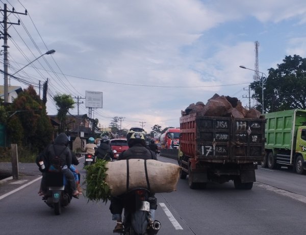 Truk Batu Tanpa Penutup, Ancaman Maut di Jalur Semarang-Solo